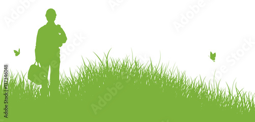 Arbeiter steht auf Wiese