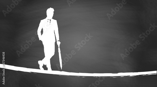 Geschäftsmann mit Regenschirm | Silhouette auf Kreidetafel