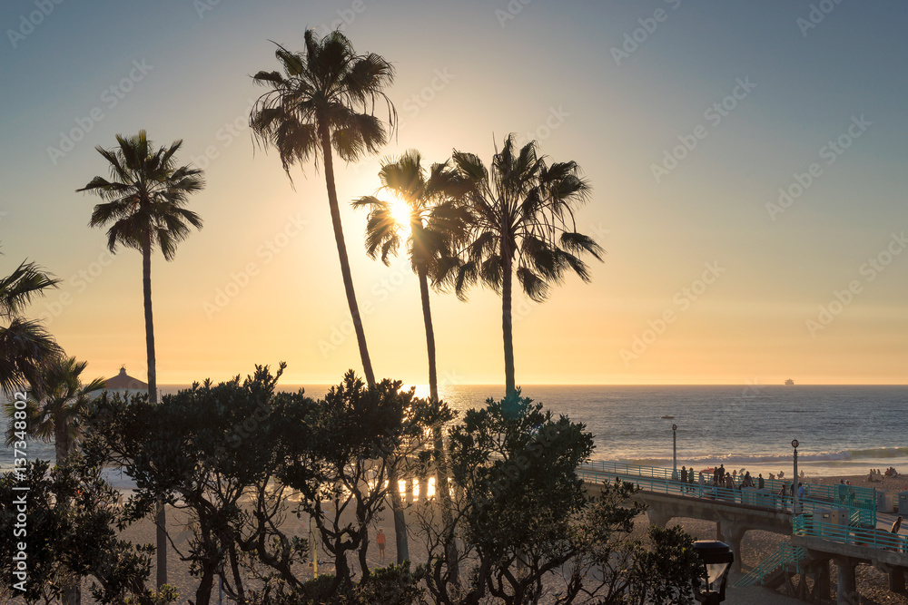 Obraz premium Manhattan Beach and Pier at sunset time in Southern California in Los Angeles.
