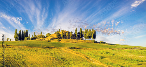 Foto Tuscan autumn landscape in the light of the rising sun