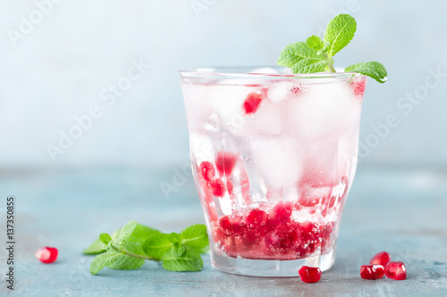 Fotografía Infused water made of fresh pomegranate and mineral water with ice, cold refresh