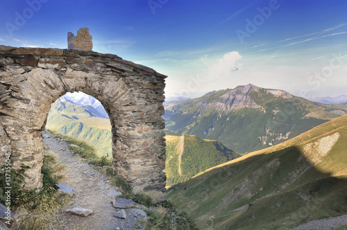 arche en pierre sur chemin de montagne