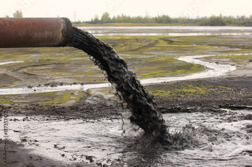 Obraz na płótnie Industrial pipe discharging liquid waste