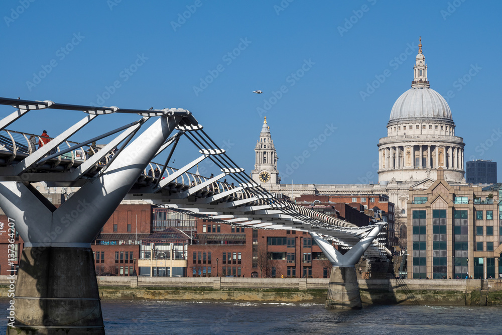 Fototapeta premium Millennium Bridge and St Pauls Cathedral