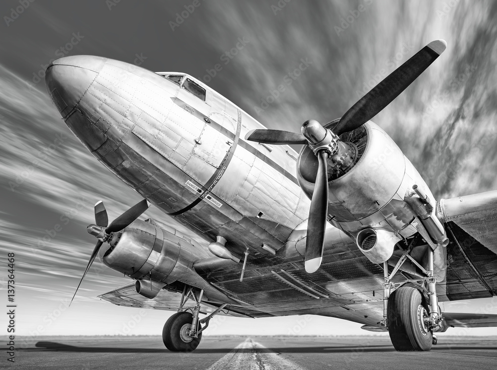 Fototapeta historyczny samolot na pasie startowym