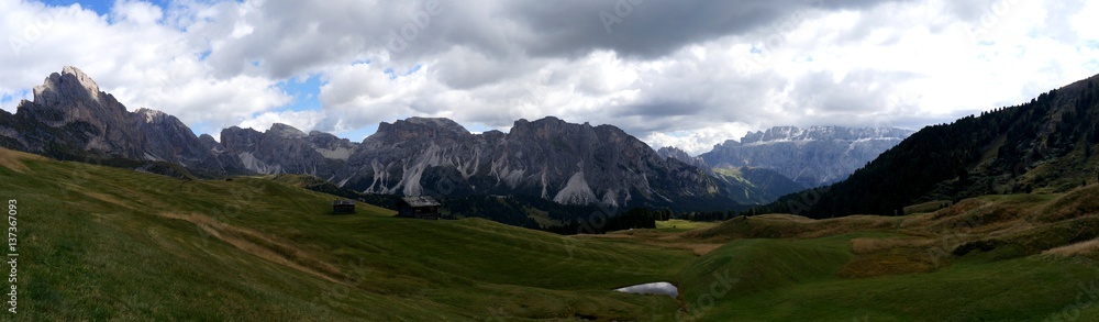 Alm Panorama und Aussicht auf Bergwelt / Südtirol / Mastle Alm / Puez Geisler / Geisler Spitzen / Sella