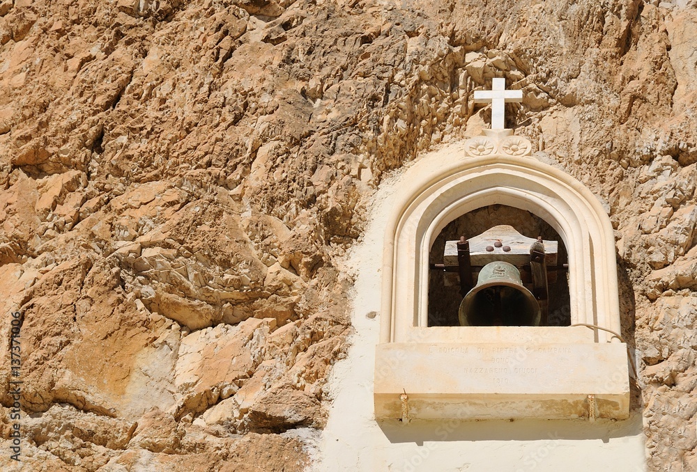 Φωτογραφία Campana nella roccia presso il Santuario della Santissima Trinità di Vallepietra