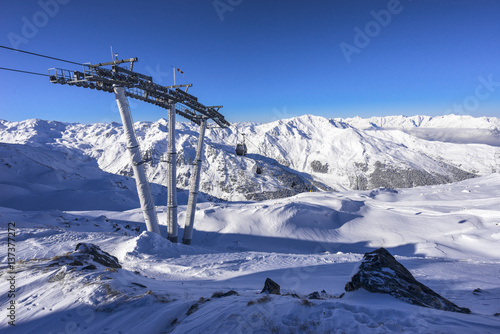 Skilift auf dem Berggipfel photo
