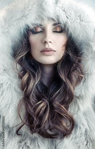 Fototapeta Naklejka Na Ścianę i Meble -  Portrait of an alluring, young lady winter