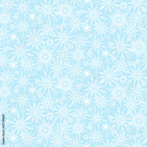 Winter pattern with various falling snowflakes © Daria Rosen
