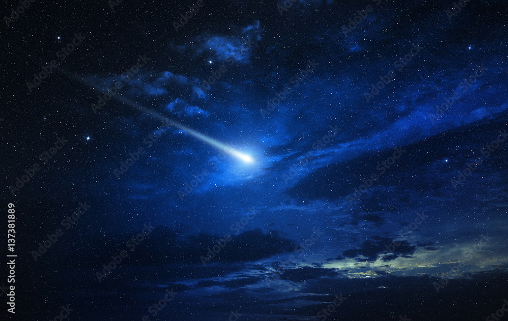 Obraz premium migocząca kometa w niebieskim gwiaździstym niebie