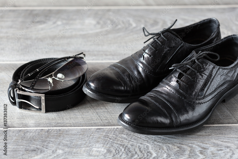 Φωτογραφία Men's modern fashion. Classic leather shoes, belt and sunglasses