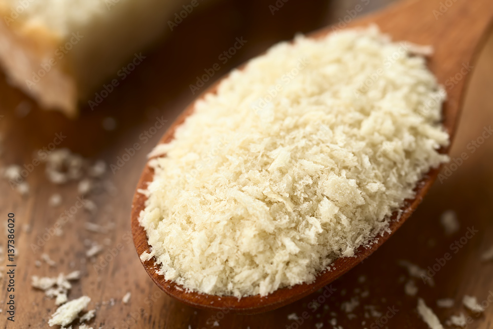 Panko oer Panko-Mehl, japanisches Paniermehl auf Holzlöffel, fotografiert mit natürlichem Licht (Selektiver Fokus, Fokus ein Drittel in das Paniermehl) Panko oer Panko-Mehl, japanisches Paniermehl auf Holzlöffel, fotografiert mit natürlichem Licht (Selektiver Fokus, Fokus ein Drittel in das Paniermehl)