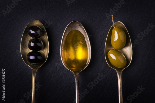 olio d'oliva e olive photo