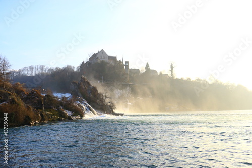 Rheinfall und Schloss Laufen in Schaffhausen Neuhausen im Winter. Schweizer Wasserfall Sehenswürdigkeit