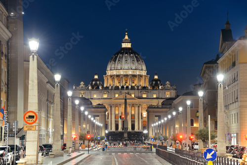 Fototapeta Naklejka Na Ścianę i Meble -  St Peters Basilica at night