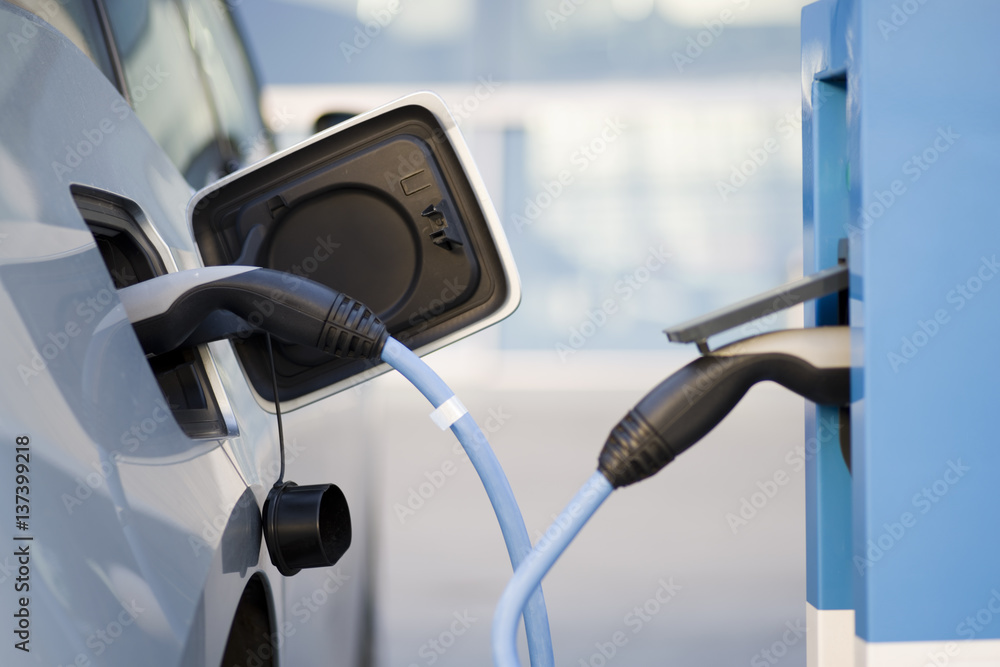 Fototapeta premium Elektroauto an der Ladestation