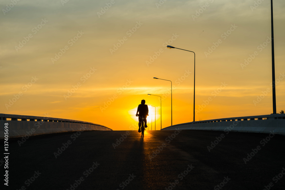 Obraz premium Silhouette of a bike on sky background on sunset