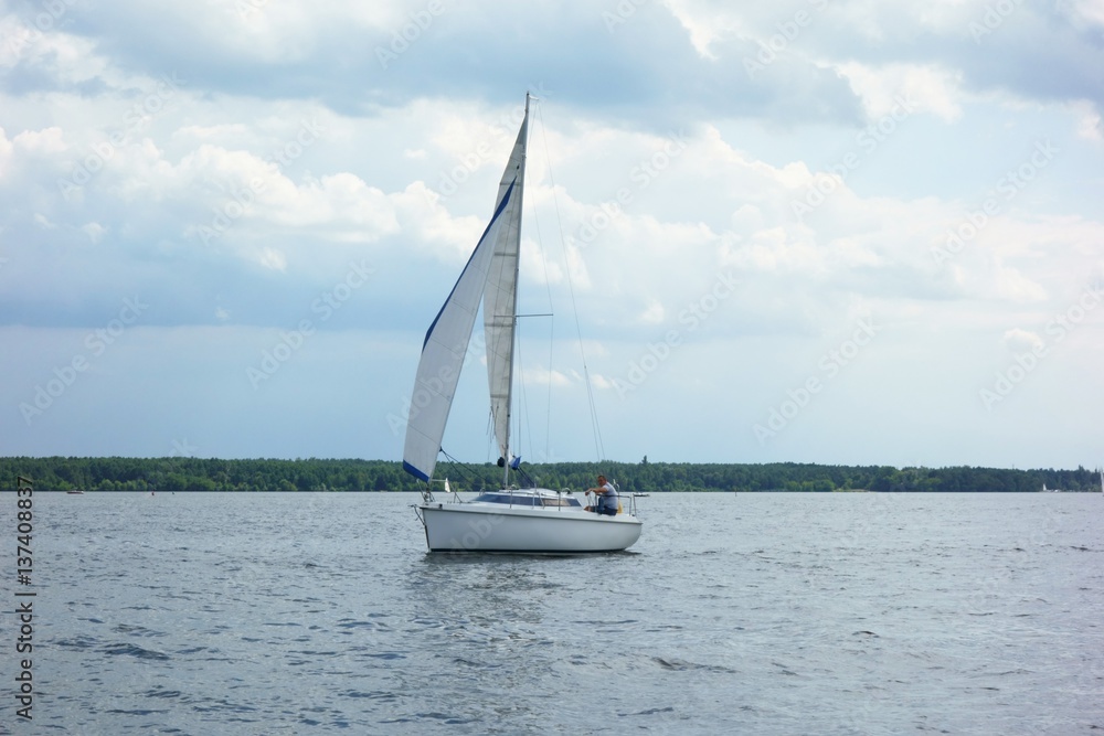 Obraz premium Segelboot auf einem See