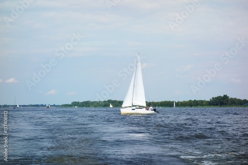Segelboot auf einem See