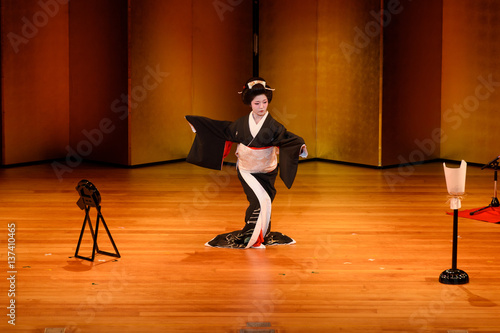 日本　舞踊　女性