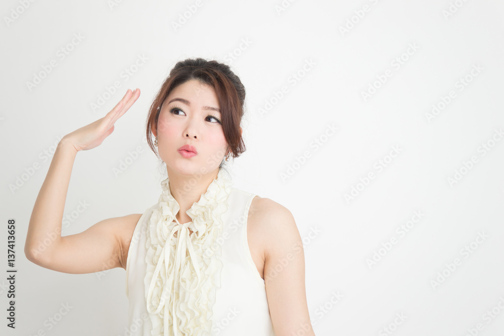 ドレッシーな女性・白バック ドレッシーな女性・白バック
