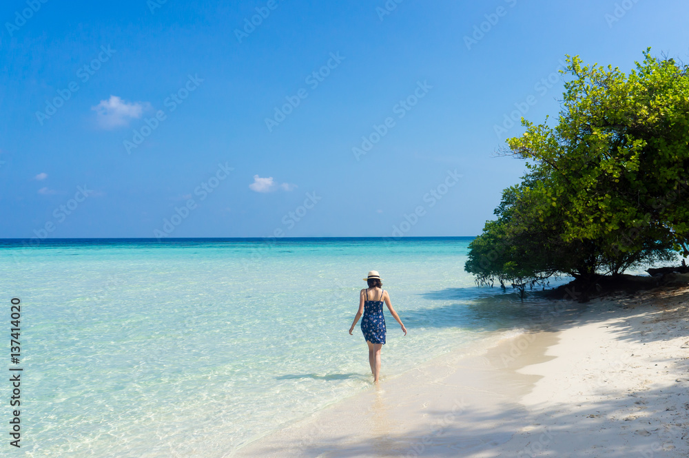 Obraz premium Jeune femme en vacances sur une plage de rêve