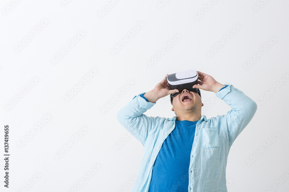 VRをつけた男性 VRをつけた男性