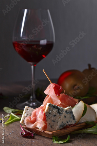 blue cheese with prosciutto , pear and red wine