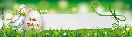 Frohe Ostern, Ostereier mit einem Papierzettel mit Schleife