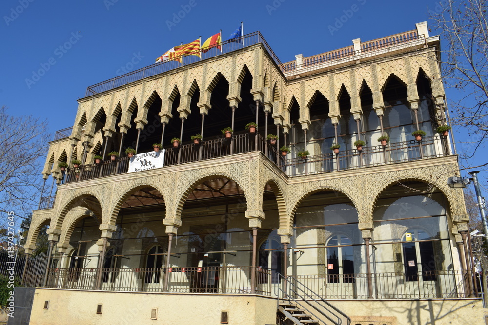 La Casa de las Alturas es un edificio de estilo neoárabe, fue construida en el año 1890 Barcelona.
