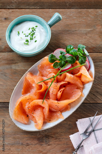 Foto Plate of gourmet fresh smoked salmon or lok