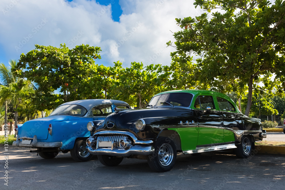 Abgestellte amerikanische Chevrolet und Buick Oldtimer auf einem Parkplatz in Santa Clara Kuba - Serie Kuba Reportage