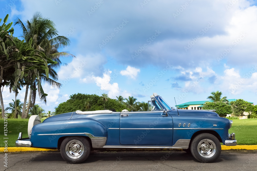 Blauer amerikanische Chevrolet Cabriolet Oldtimer parkt am Golfplatz von Varadero Kuba - Serie Kuba Reportage