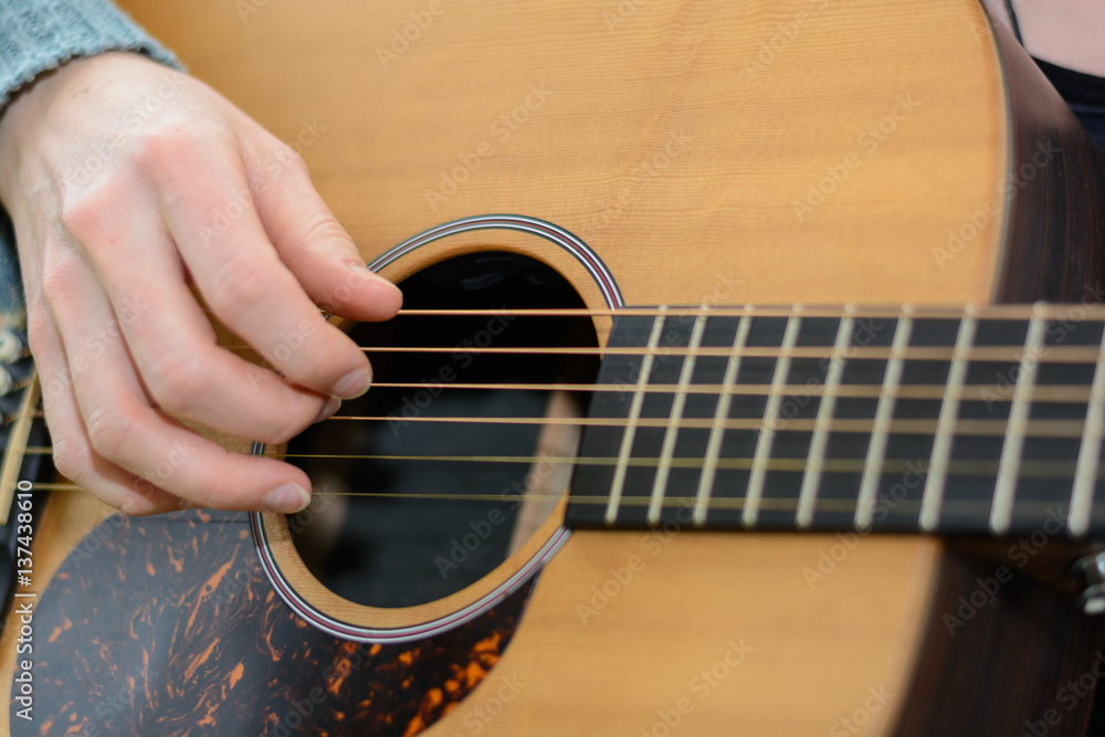 Fototapeta premium Gitarre zupfen - Detailaufnahme