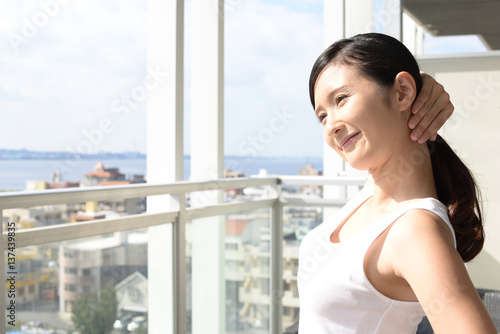 Free Download 寛ぐ女性 - GFXLoad