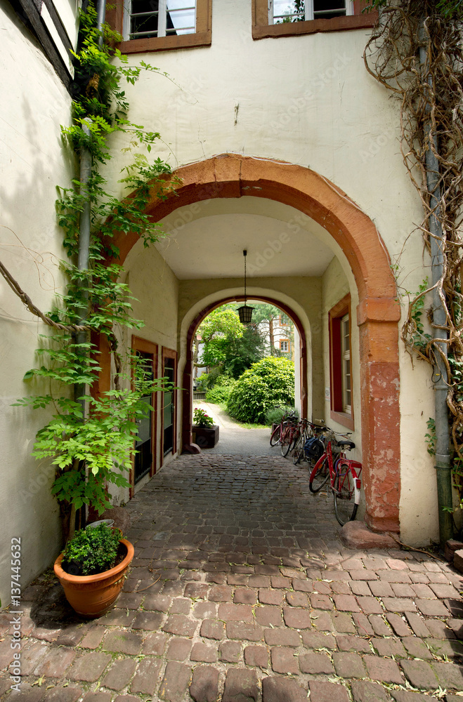 Heidelberg Hinterhof in der Altstadt mit schönem Torbogen