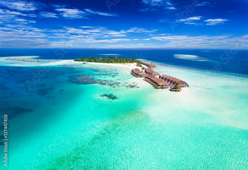 Panorama einer Insel auf den Malediven im Süd Ari Atoll mit türkisem Wasser photo