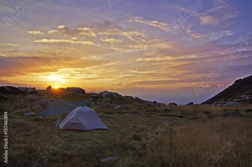 Sonnenaufgang mit Zelt in den Bergen