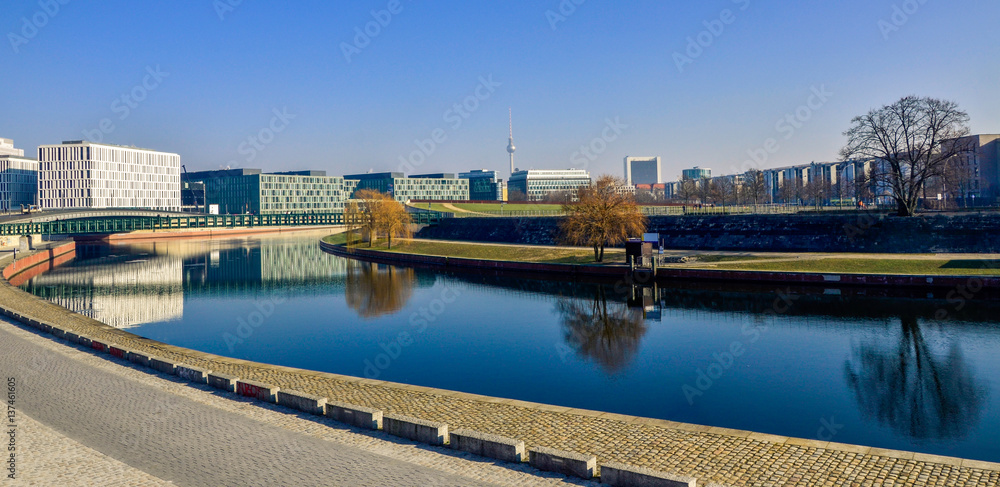 Fototapeta premium Berlin moderne Stadtlanschaft mit Spree kühle Stimmung