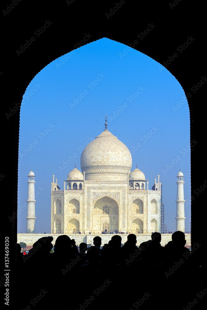 Obraz premium Taj Mahal on a bright and clear day
