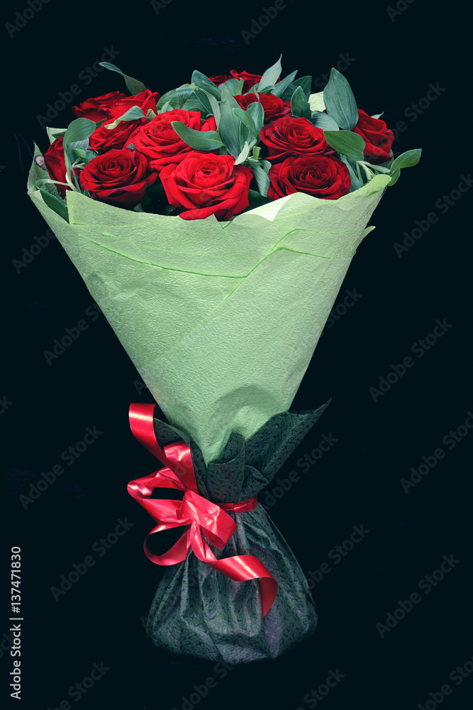 Obraz premium a bouquet of roses on a black background, black fur, Women's Day on 8 March