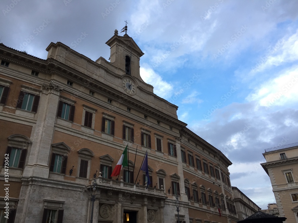 Facciata di Montecitorio con nuvole, Roma, Italia