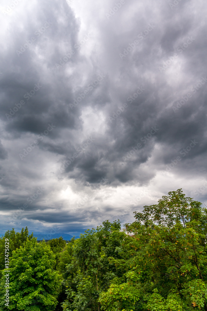 Dunkle Gewitterwolken ziehen auf Dunkle Gewitterwolken ziehen auf