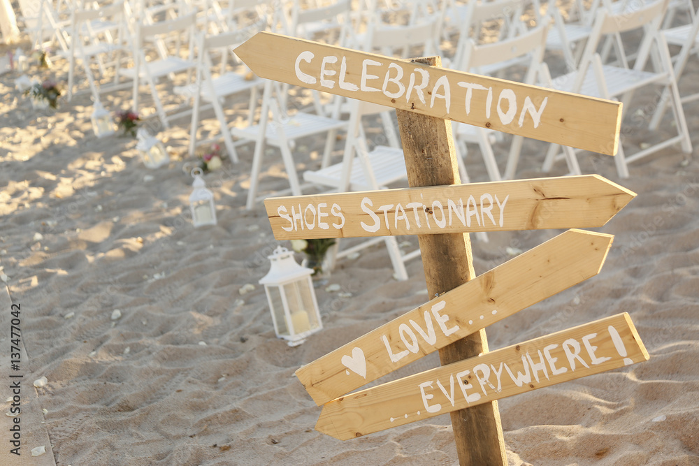 Cartelli con indicazioni relative al matrimonio e dietro le sedie per la  celebrazione Stock Photo