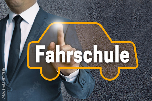 Fahrschule auto touchscreen wird von mann bedient konzept