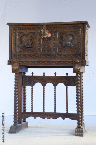 Bargueño castellano tallado en nogal, del siglo XIX