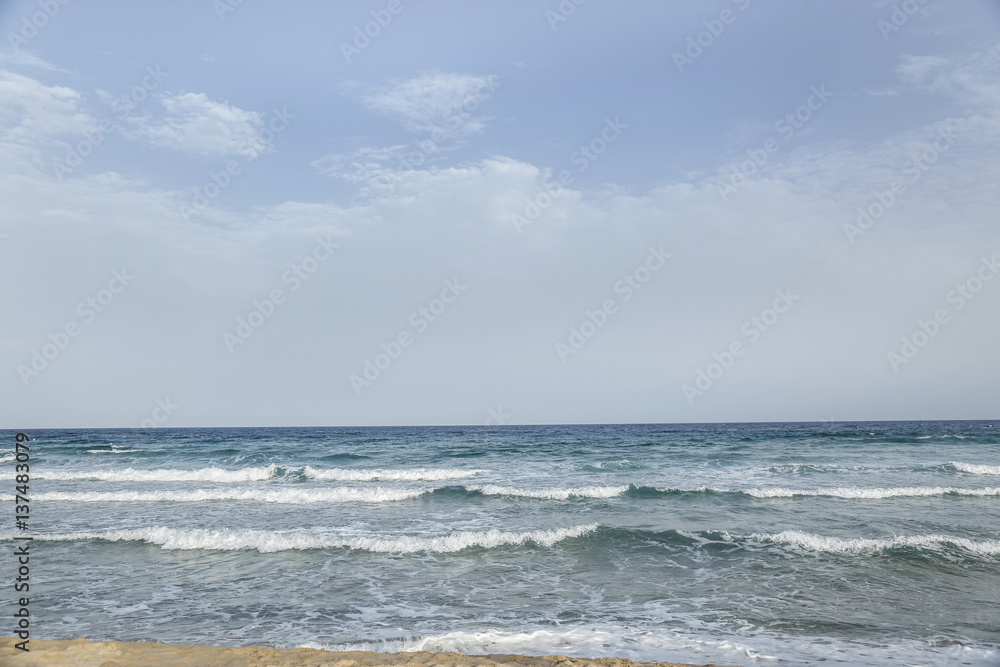 scorcio di mare con onde su cielo azzurro scorcio di mare con onde su cielo azzurro