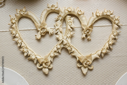 Pane decorato a forma di cuore con sistema tradizionale sopra una tovaglia