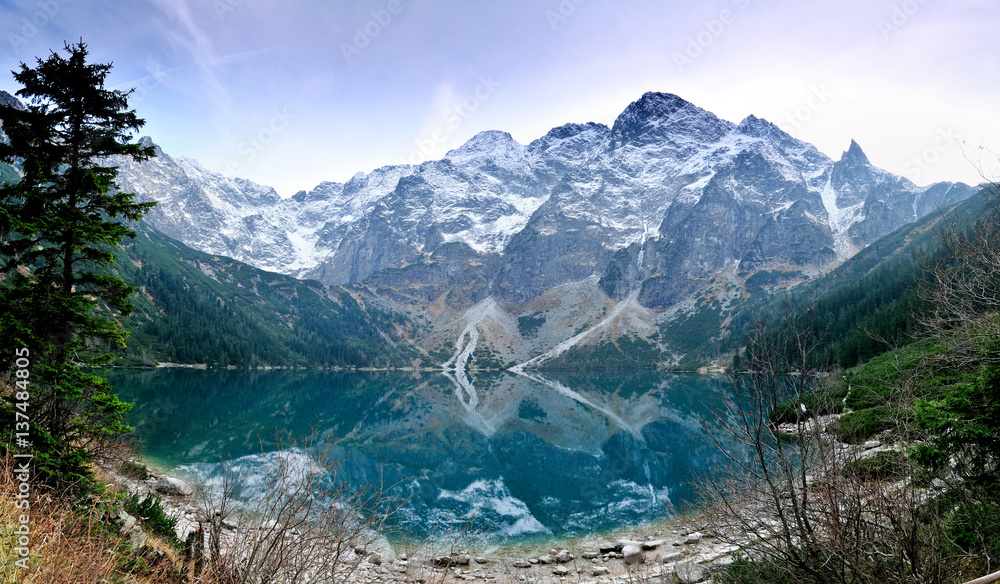 Φωτογραφία Morskie Oko lake in autumn colours with fresh snow covered peaks, High Tatra Mou